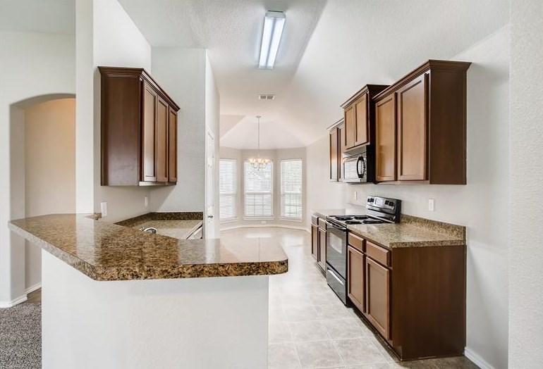 202 Troy Ln, Oak Leaf, TX 75154