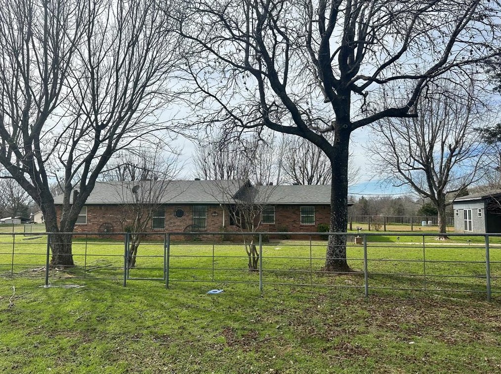 121 Stagecoach Trl, Denison, TX 75021