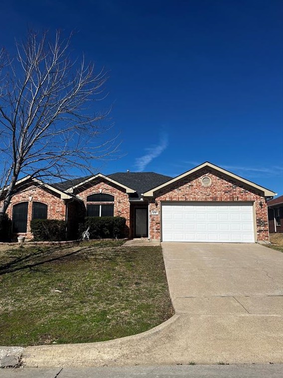 619 Douglas Dr, Midlothian, TX 76063