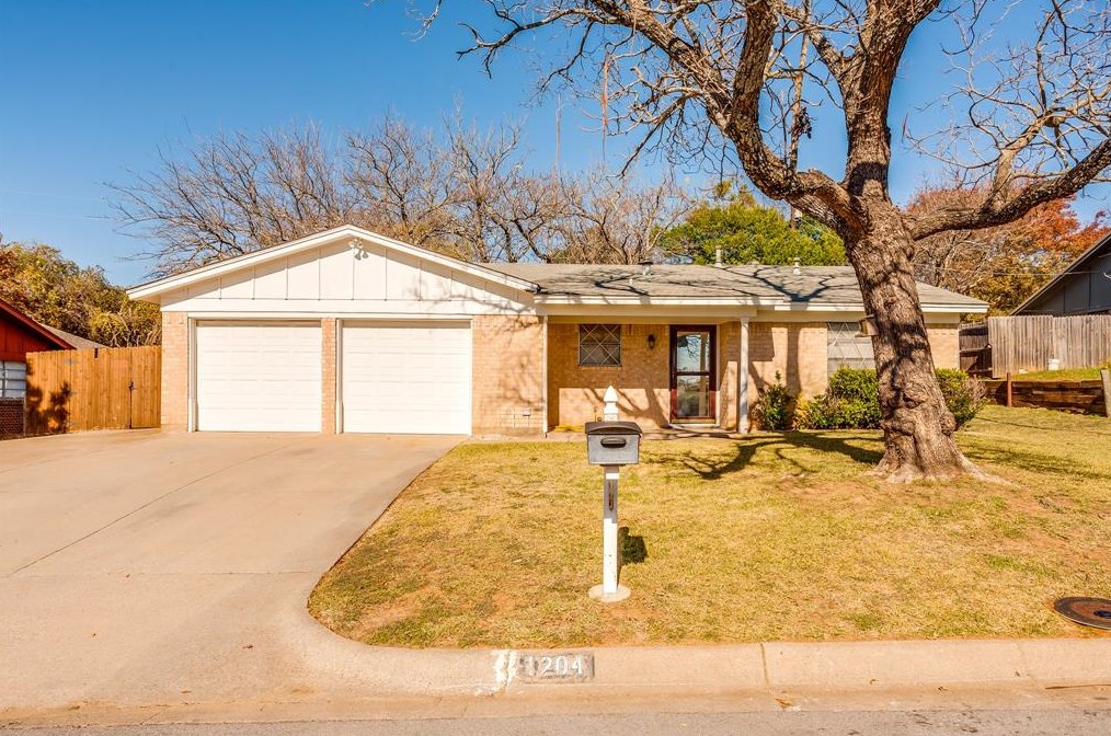 1204 Julie St, Weatherford, TX 76086