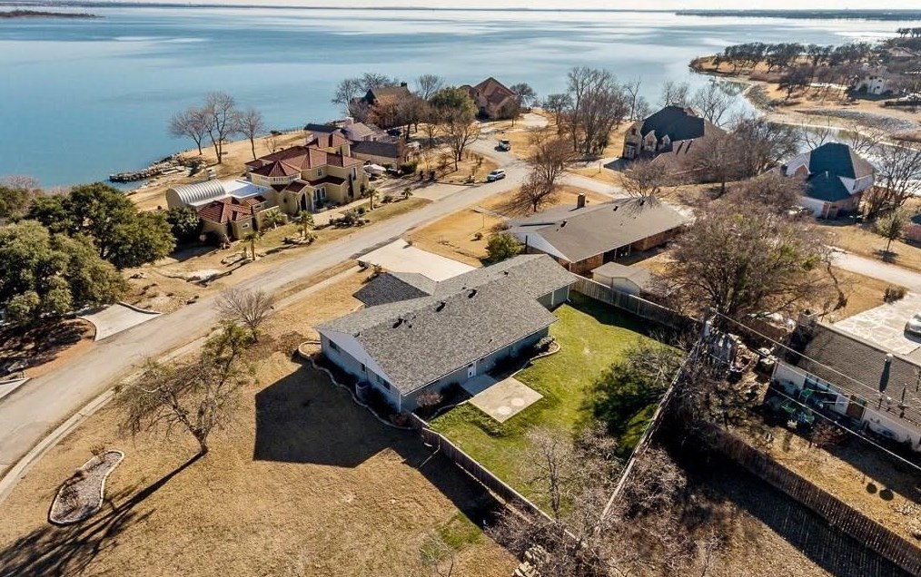 825 Highridge Dr, Oak Point, TX 75068