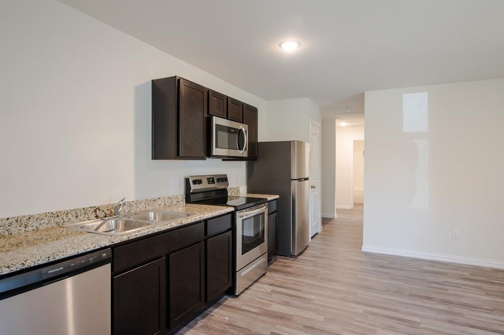 217 E 12th St, Bonham, TX 75418