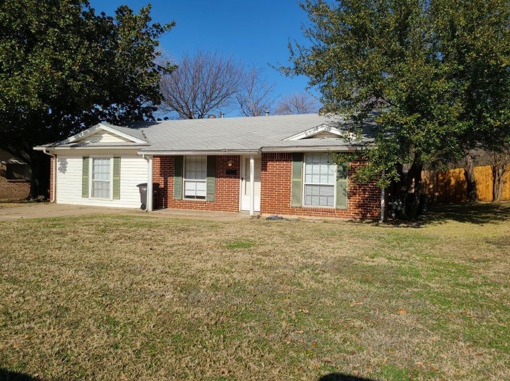 7205 Merry Ln, Fort Worth, TX 76112