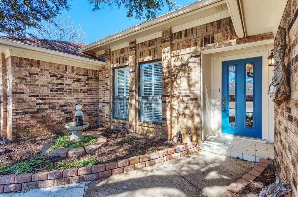 1002 Woodhaven Ct, Euless, TX 76039