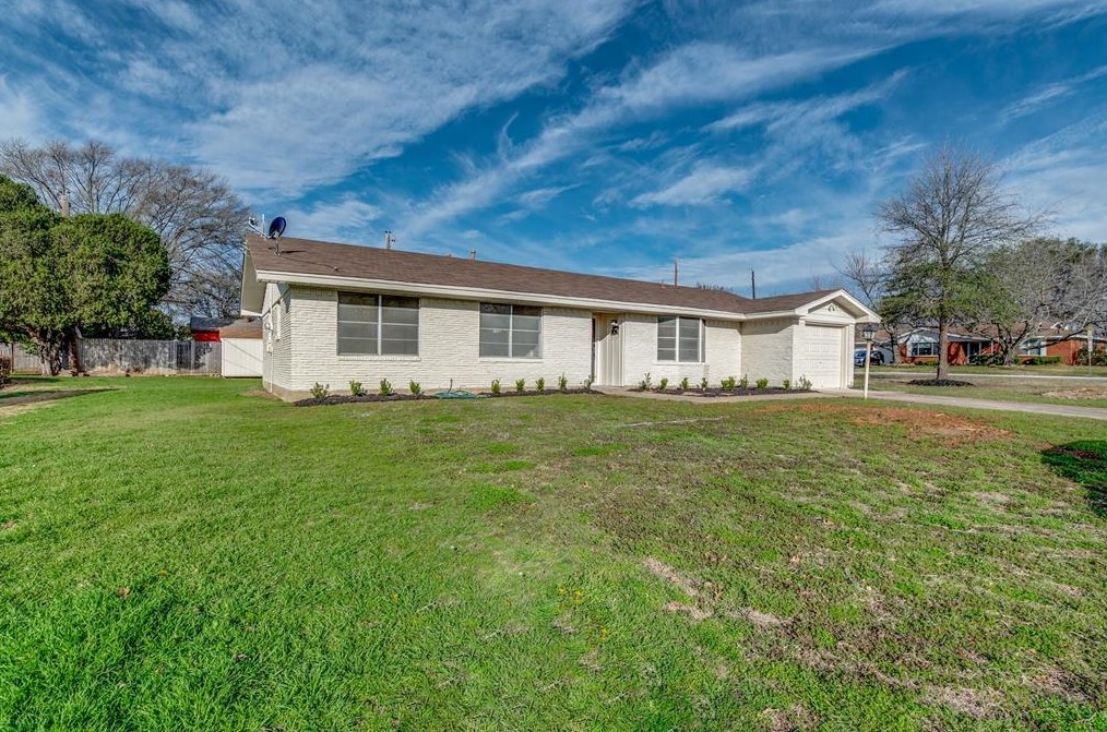 700 Royce Dr, Euless, TX 76040