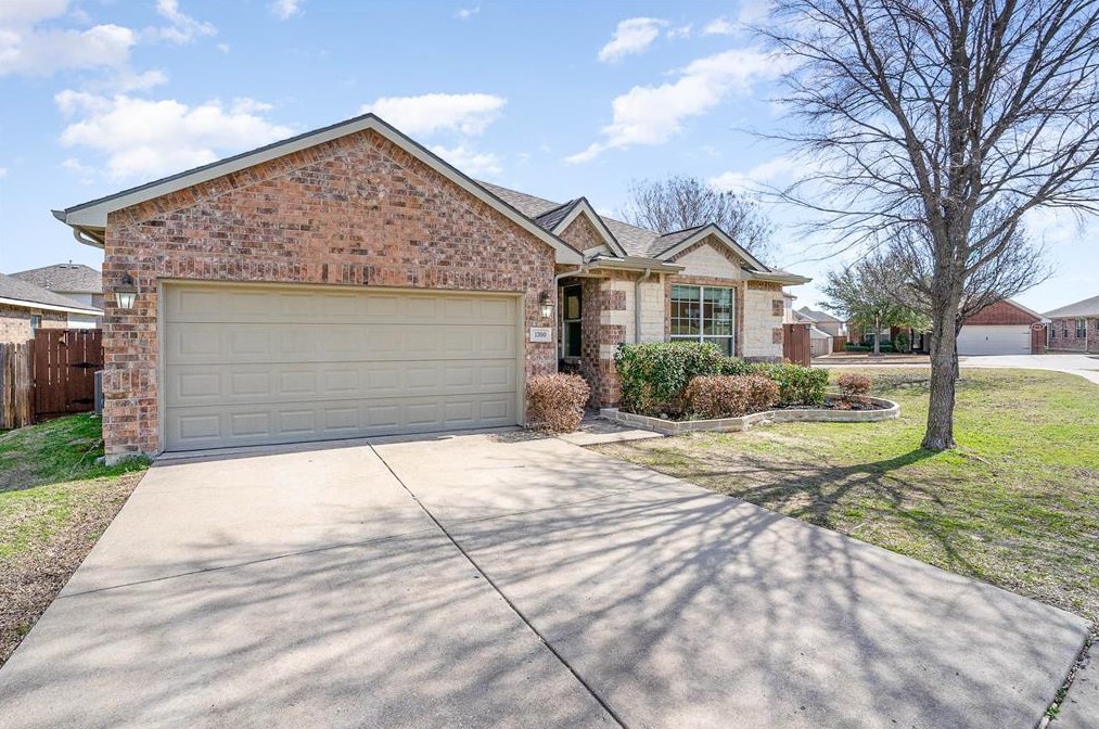 1300 Clear Creek Dr, St Paul, TX 75098