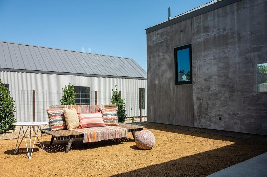 1006 Mcbroom St, Dallas TX 75212-2850 exterior