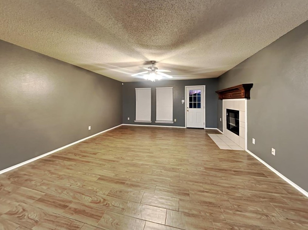 821 Clear Creek Dr, Desoto, TX 75115