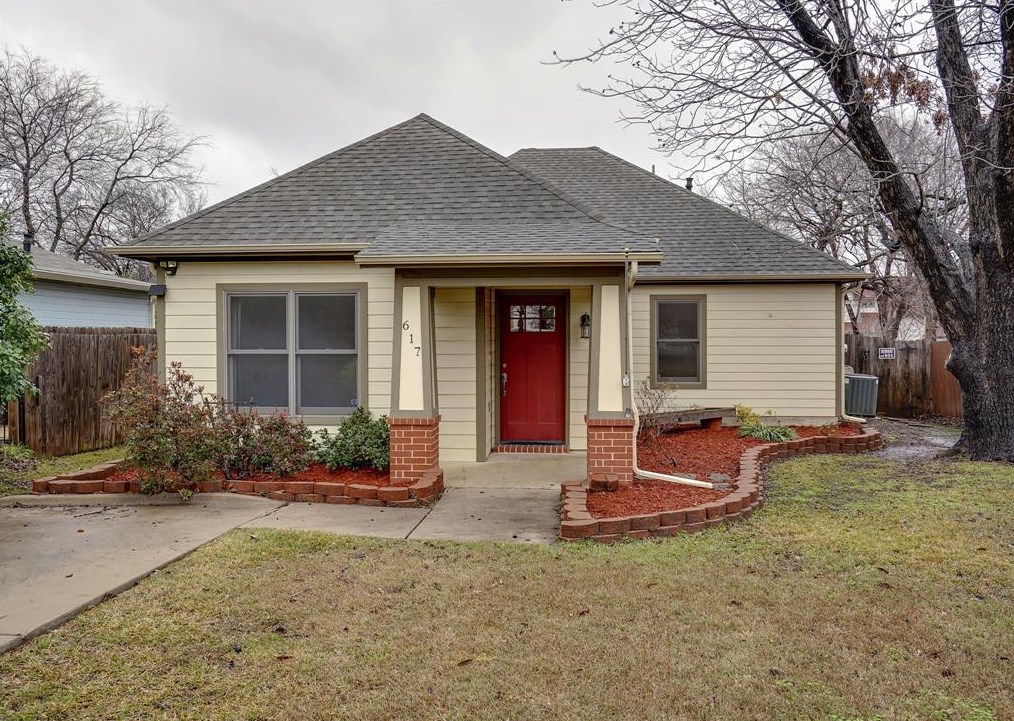 617 E Worth St, Grapevine, TX 76051