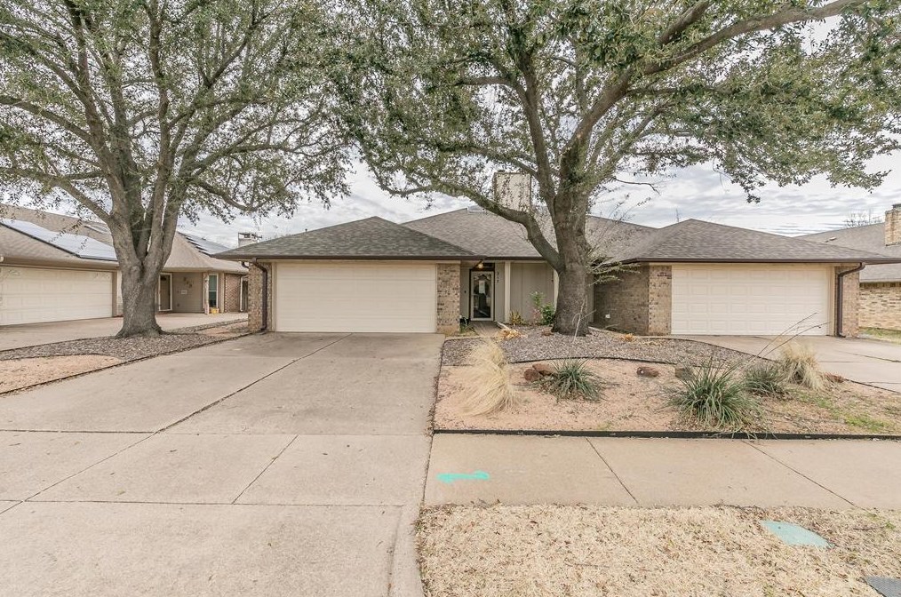 217 Mountainview Dr, Hurst, TX 76054
