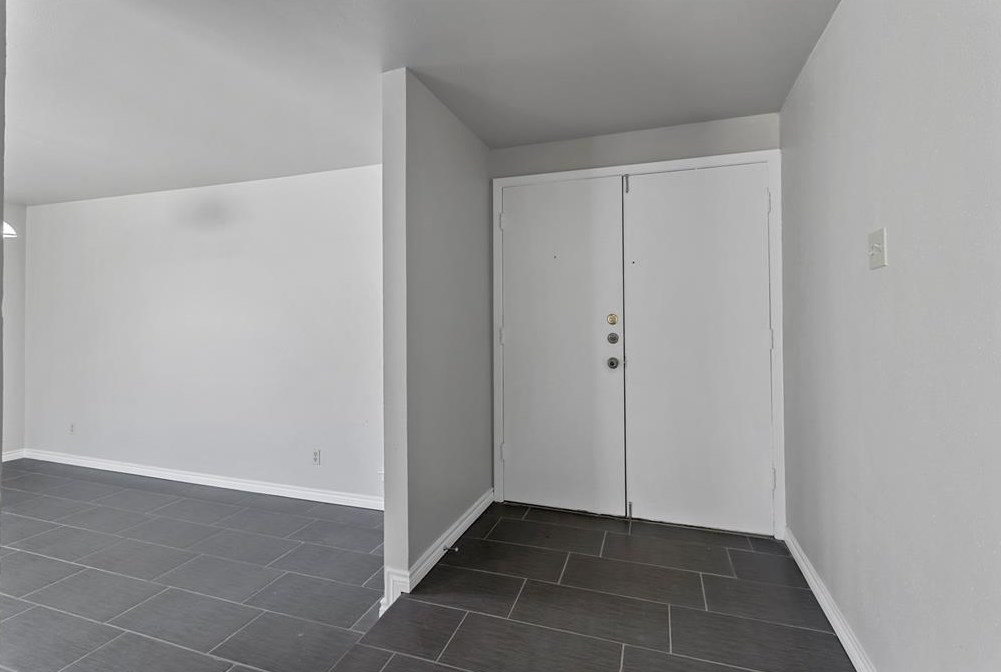 1020 Mountview Dr, Carrollton TX  75006-3912 exterior