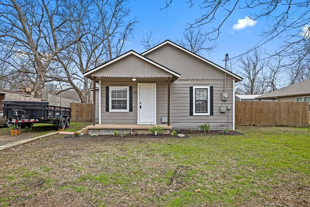1009 Oak St, Bonham, TX 75418