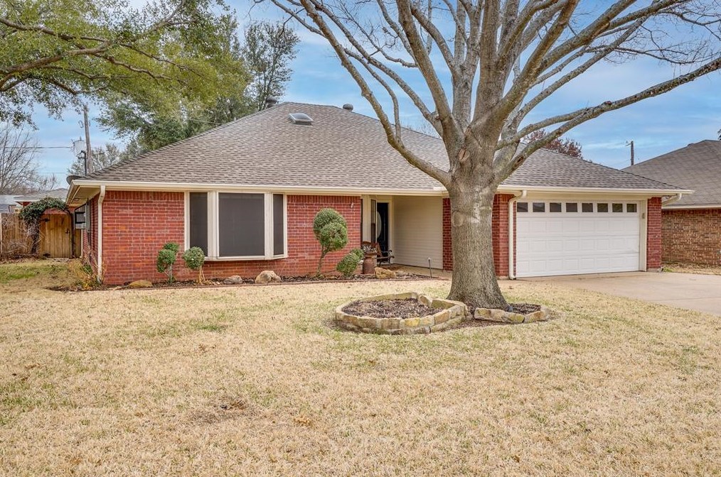 902 Branch Creek Dr, Midlothian, TX 76063