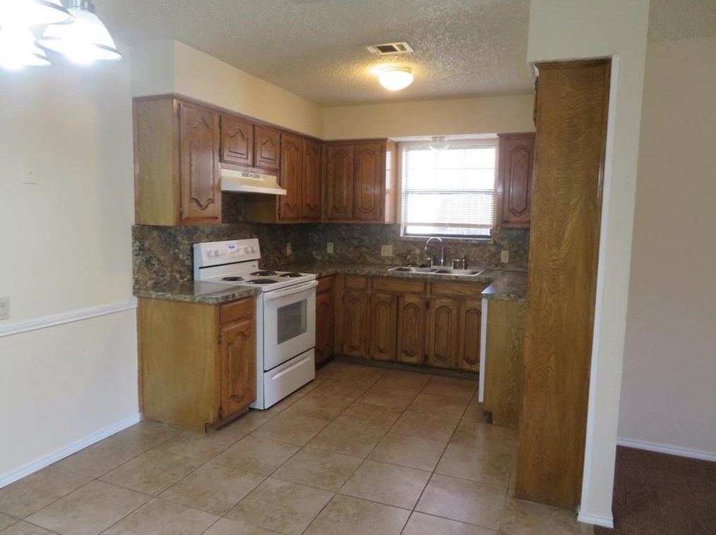 443 Warbler Dr, Desoto, TX 75115