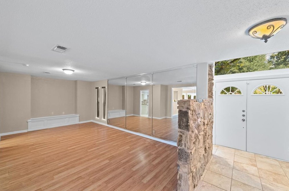 1425 Wreyhill Dr, Hurst, TX 76053