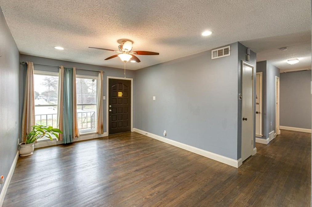 9621 Rustown Dr, Dallas TX  75228-4069 exterior