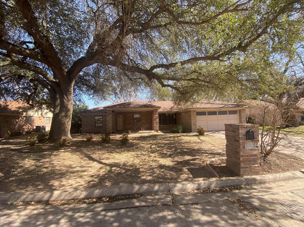 1017 Meadowlark Ln, Granbury, TX 76048
