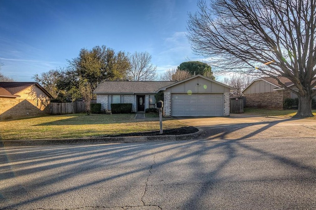 1208 Timbercrest Dr, Fort Worth, TX 76126