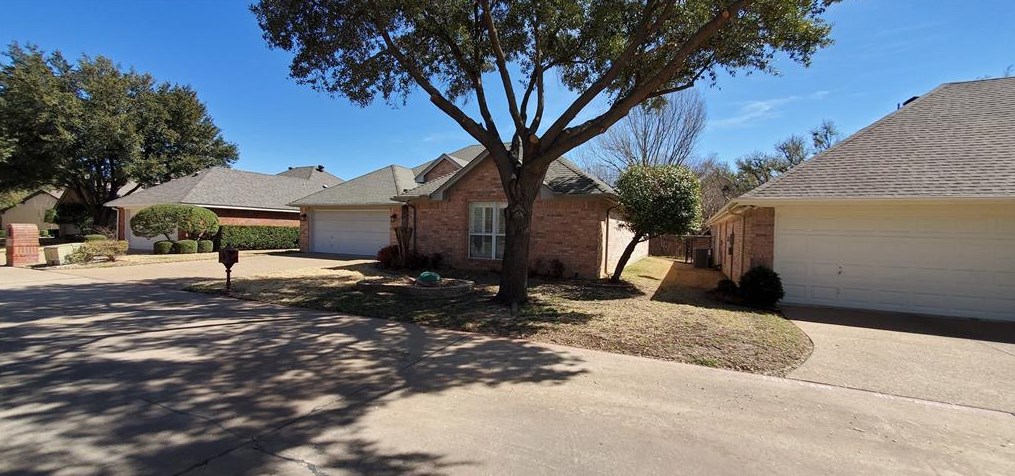 5981 River Bend Dr, Fort Worth, TX 76132