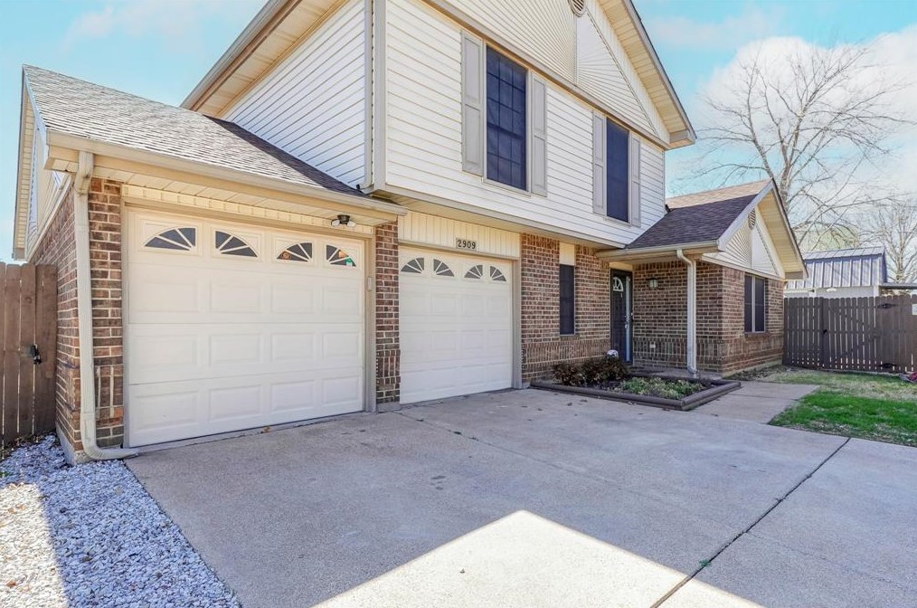 2909 Forest Creek Dr, Fort Worth, TX 76123