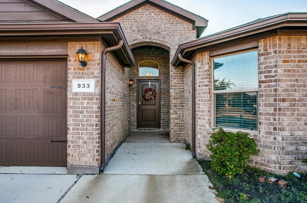 933 Loftin St, Crowley, TX 76036