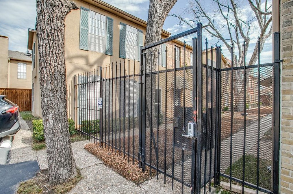 3320 Reagan St, Dallas, TX 75219-4227