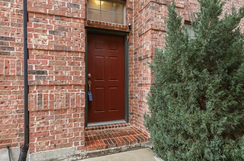 8716 Iron Horse Dr, Irving, TX 75063