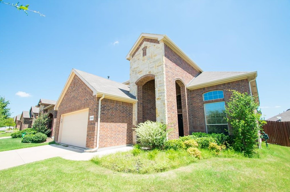 2929 Maple Creek Dr, Fort Worth, TX 76177