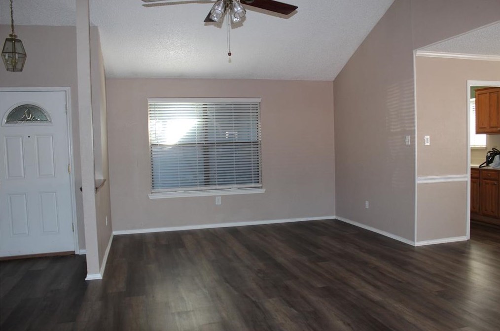 213 Lark Ln, Euless, TX 76039