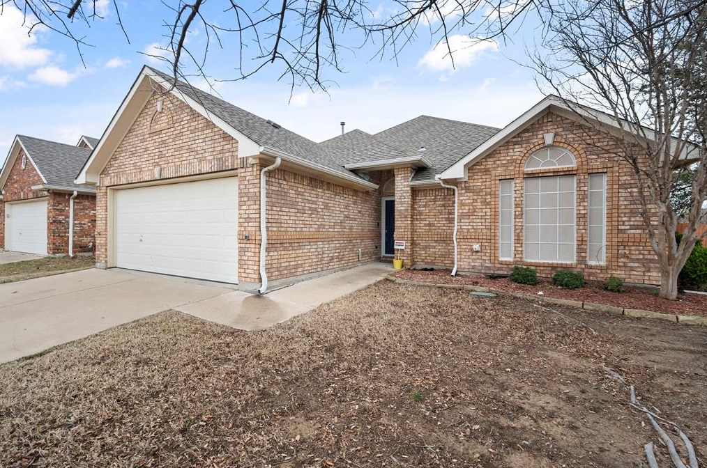 215 Bayfield Dr, Midlothian, TX 76063