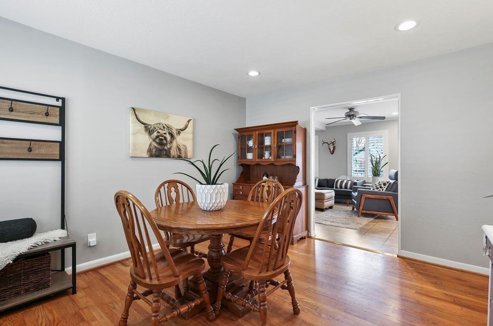 9015 Longmont Dr, Dallas TX  75238-3539 exterior