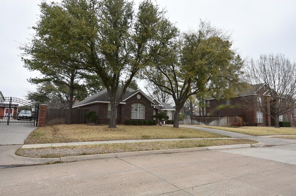536 Edgeview Dr, Grand Prairie, TX 75052