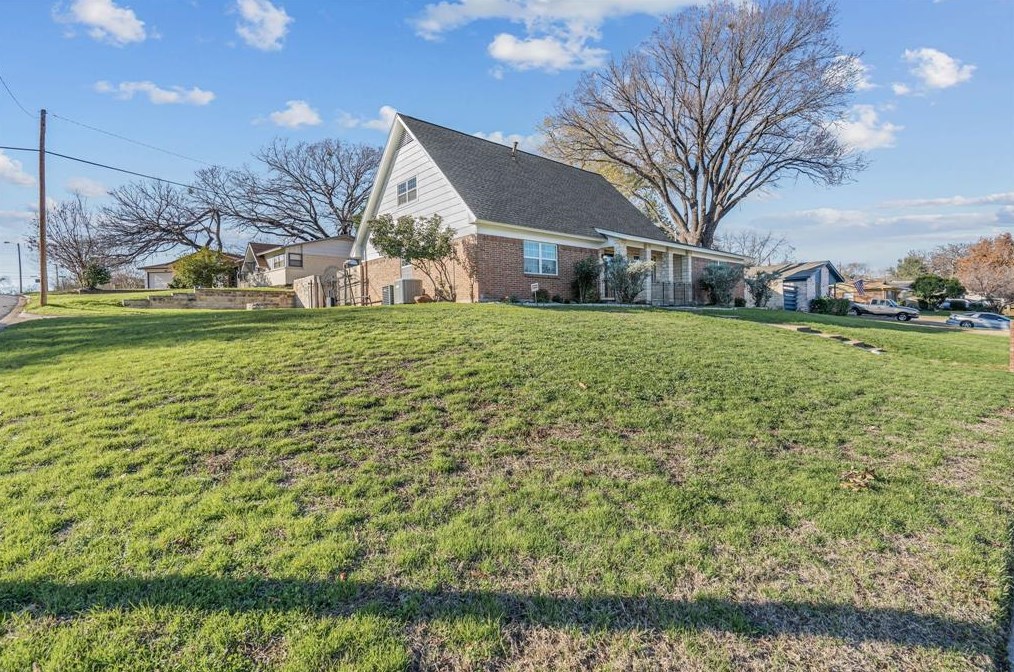 301 Holder Dr, Hurst, TX 76053