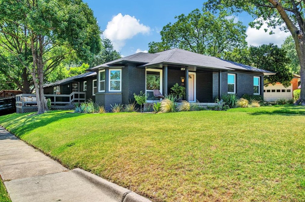 102 Plymouth Rd, Dallas, TX 75211-2653