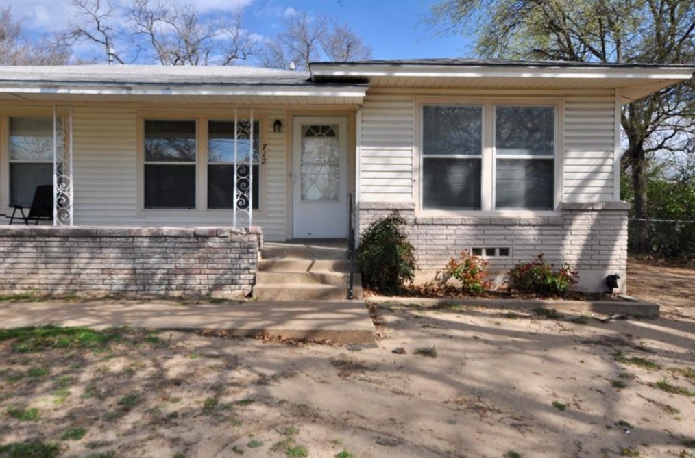 712 W Bridge St, Weatherford, TX 76086