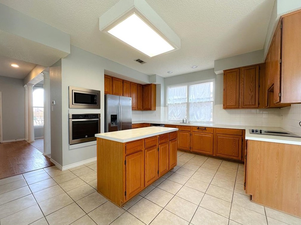 2124 Liverpool Dr, Plano TX  75025-3347 exterior