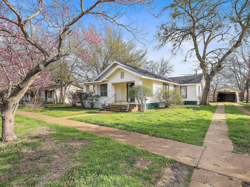 105 E Hunt St, Leonard, TX 75452