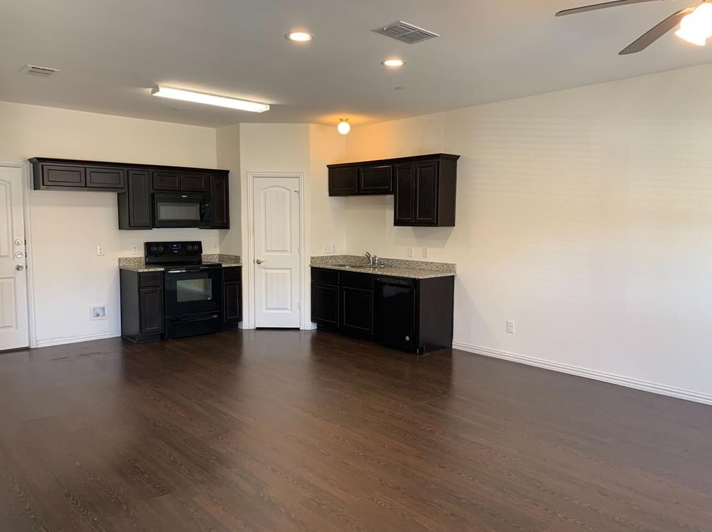 1304 Lakecrest Ln, Lewisville, TX 75057