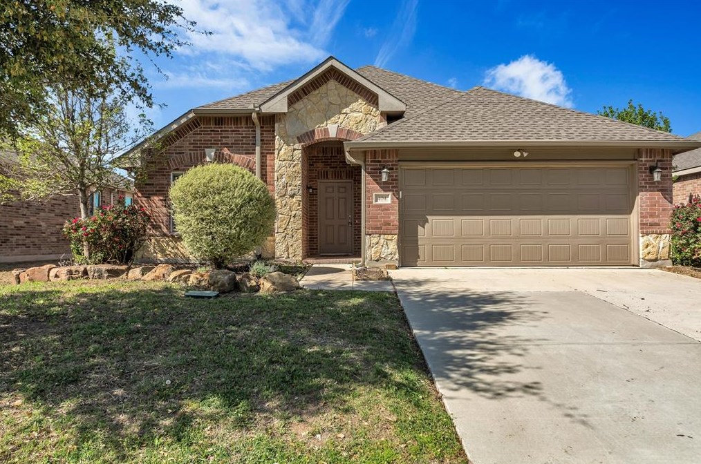 404 Sandy Creek Dr, Fort Worth, TX 76131