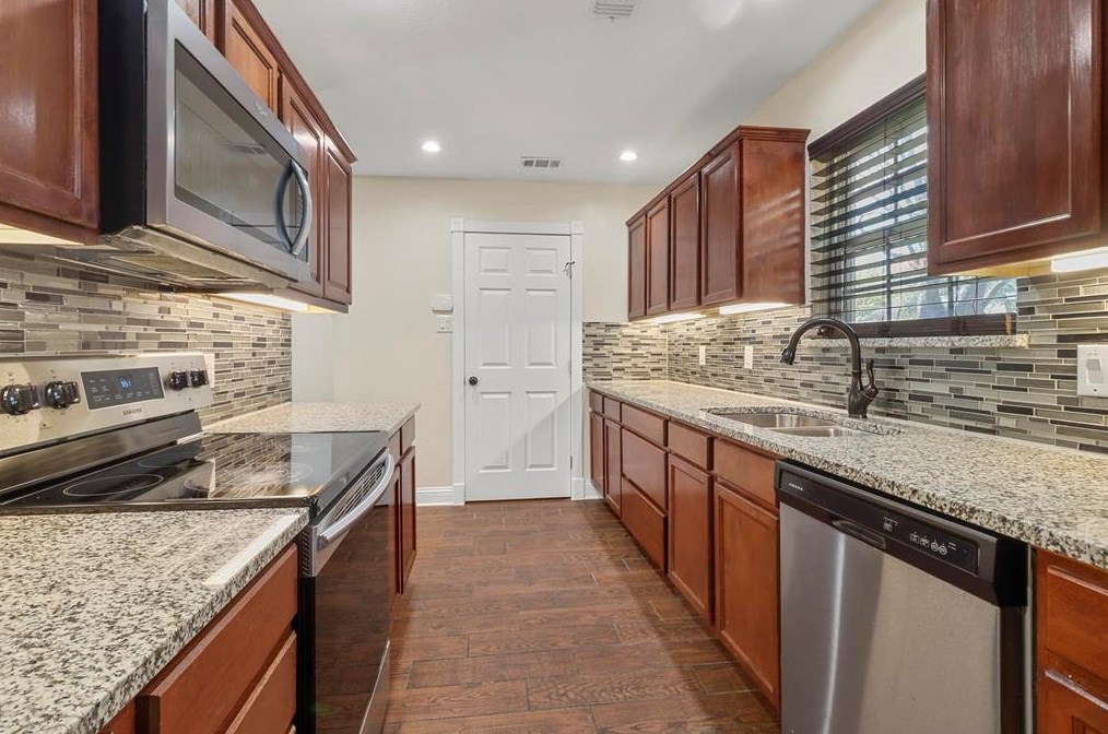 2142 Huntington Dr, Grand Prairie, TX 75051-3735