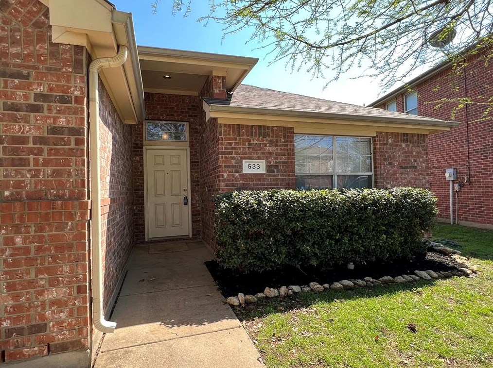 533 Creekbend St, Crowley, TX 76036