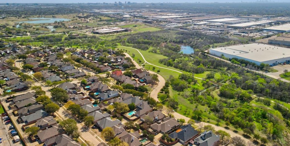 2033 Le Mans Dr, Carrollton TX 75006-4337 exterior