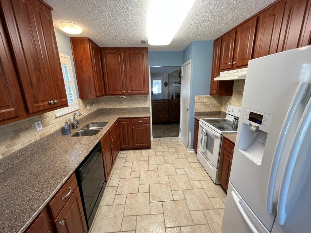 108 Cinnamon Ln, Euless, TX 76039