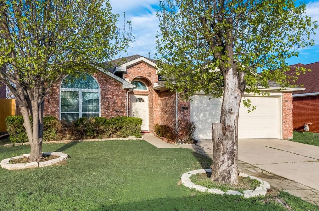2101 Lake Bend Dr, Irving, TX 75060