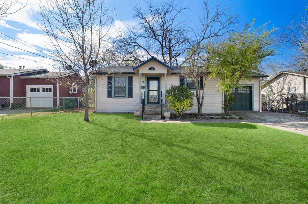 1604 Baxley St, Carrollton TX  75006-6044 exterior