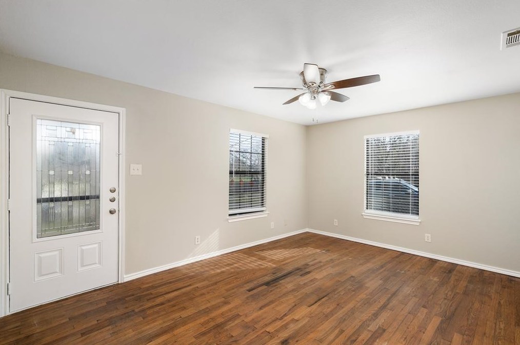 1604 Baxley St, Carrollton TX  75006-6044 exterior