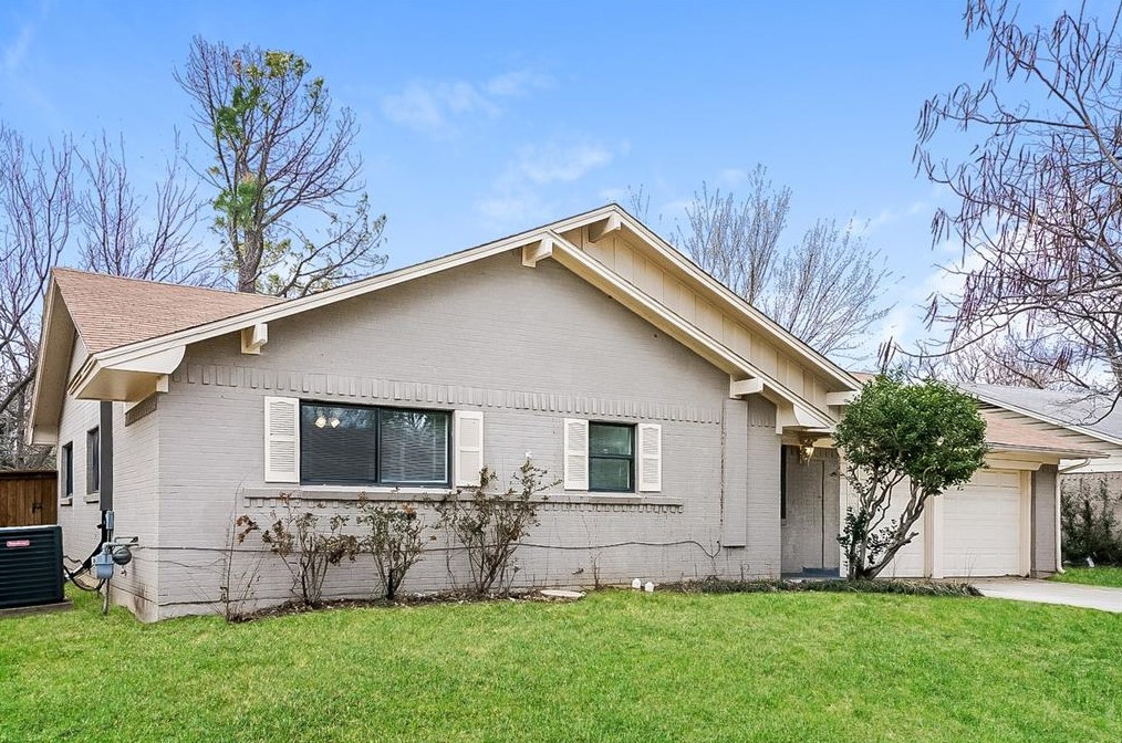 745 Oakwood Ave, Hurst, TX 76053