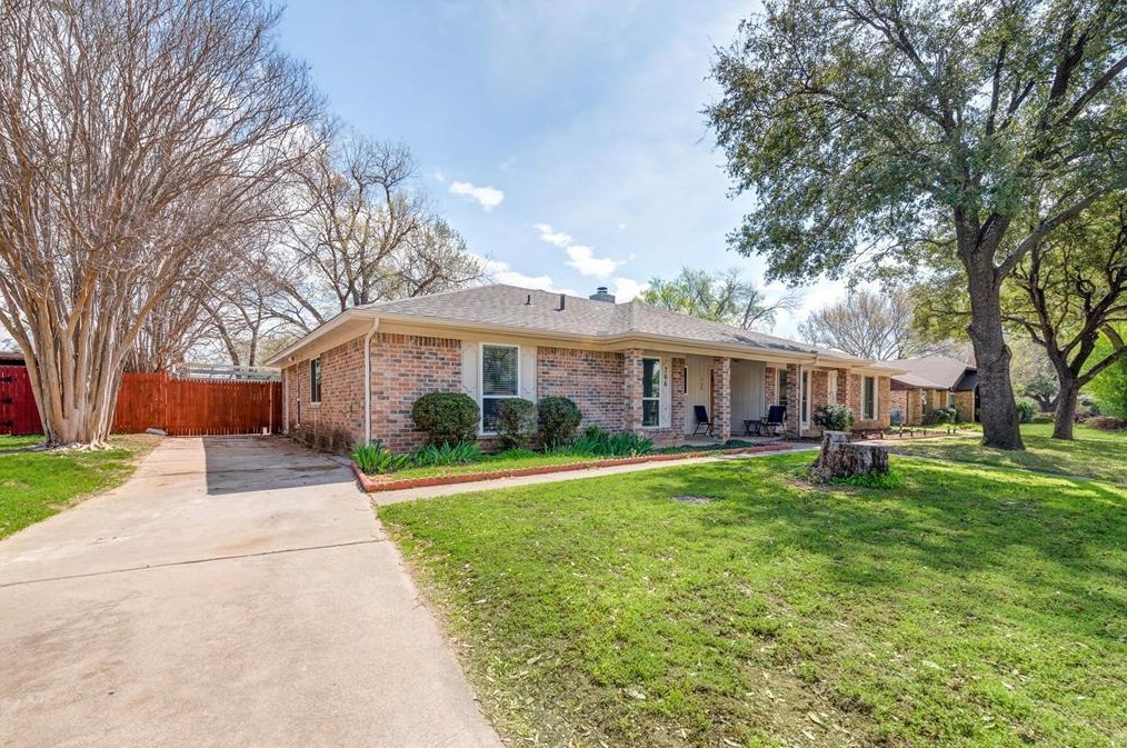 766 Little Creek Dr, Euless, TX 76039