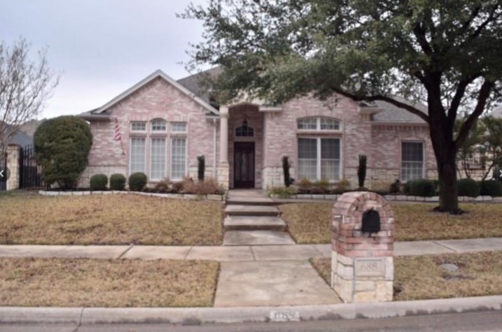 688 Bear Creek Dr, Hurst, TX 76054
