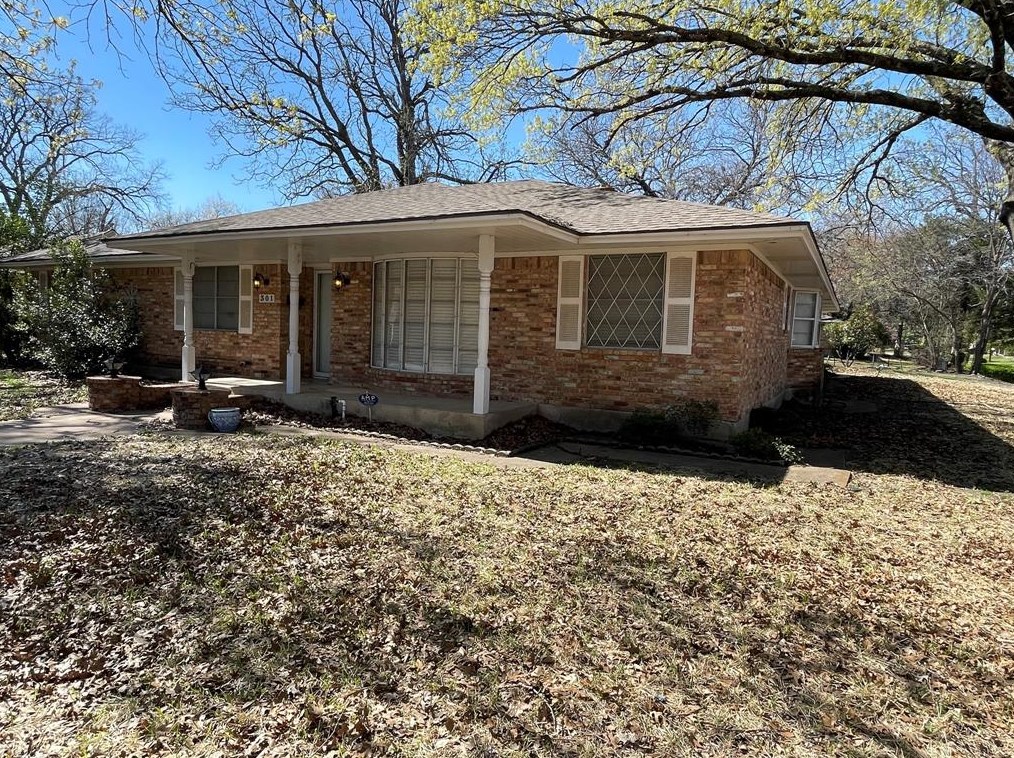 301 Woodlawn Dr, Desoto, TX 75115